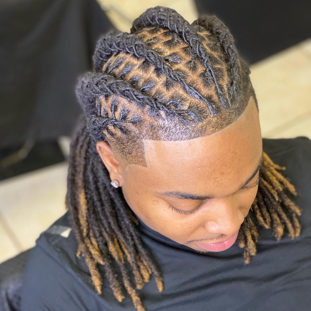 Locks stylisés avec tissage en damier et pointes blondes