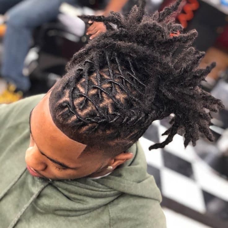 Locks noués hauts effet couronne