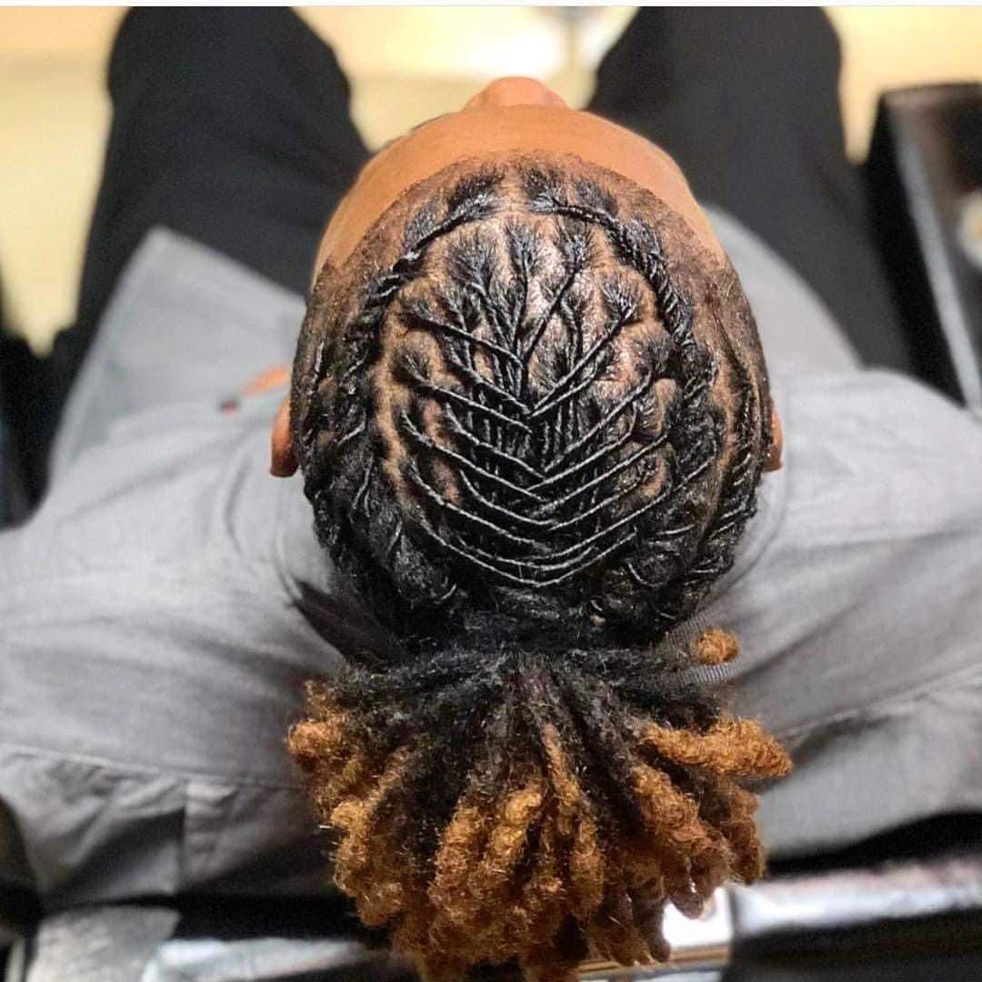 Locks tressés en chevrons vue du dessus avec pointes blondes
