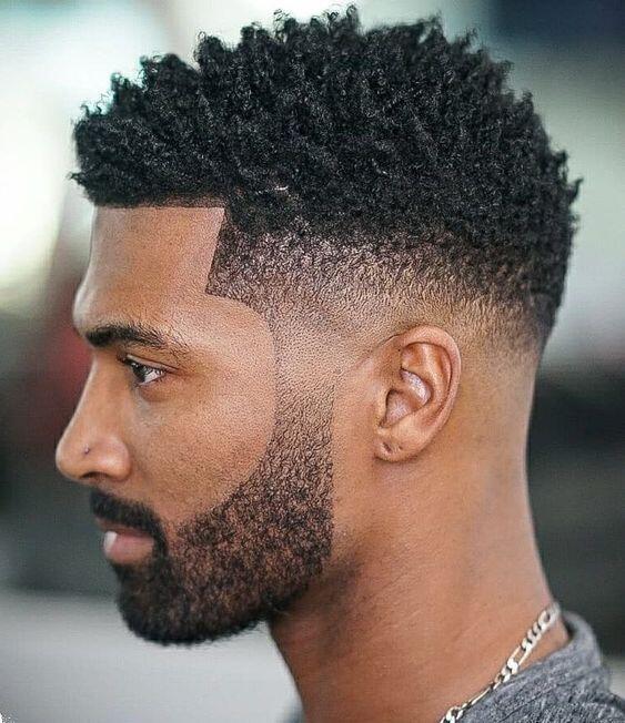 Coupe homme high top fade avec curls